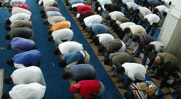 Riunione di preghiera islamica in una foto di repertorio