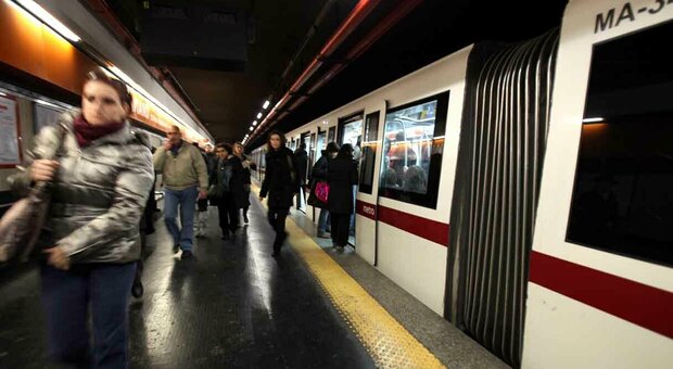 Ladro della Metro A condannato: quattro furti in meno di 2 ore. Rubava soldi e cellulari