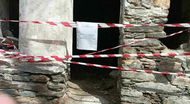 Ragazza 22enne morta ad Aosta, fermato all'estero il ventenne che era con lei: «Quei due cercavano la casa dei fantasmi»
