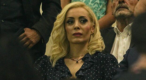 Marta Fascina riappare (con un nuovo look) al Trofeo Berlusconi ma in aula fa record di assenze: dove vive e cosa fa oggi Marta Fascina riappare (con un nuovo look) al Trofeo Berlusconi ma in aula fa record di assenze: dove vive e cosa fa oggi