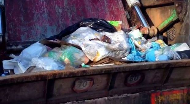 I camion dell'Ama restano pieni di rifiuti nel deposito, colpa degli impianti al collasso. L'Azienda: nessuna criticità o emergenza