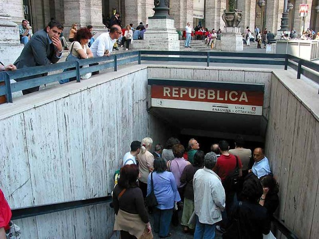 Roma, intervento forze dell'ordine alla metro Repubblica: mezz'ora di stop