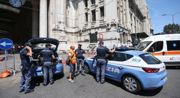 Milano, immigrato irregolare tenta di accoltellare poliziotto: «Volevo morire per Allah»