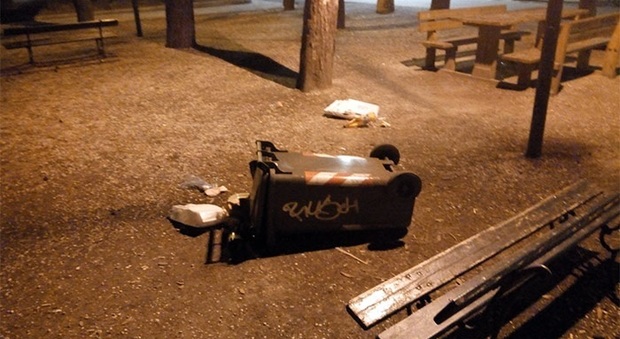 San Benedetto, vandali s'accaniscono contro i bidoni al parco e sul lungomare