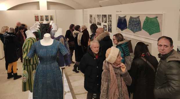 L'inaugurazione alla Galleria Rizzarda della mostra dedicata alla stilista Dianora Marandino