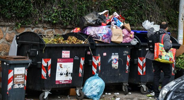 Roma, emergenza rifiuti: la Capitale chiede aiuto a Napoli per smaltire 100 tonnellate al giorno di indifferenziata