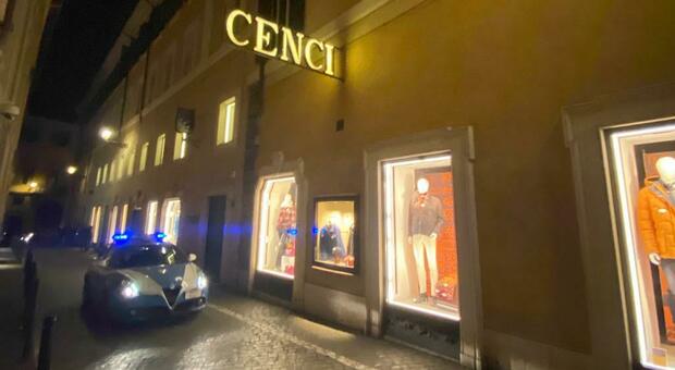 Incendio da "Cenci" a Roma, a fuoco lo storico negozio d'abbigliamento di papi e presidenti: «Forse un cortocircuito»