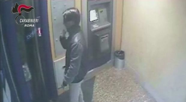 Roma, assalti in banca con parrucche e ostaggi: sgominata banda di rapinatori, 11 colpi in un anno