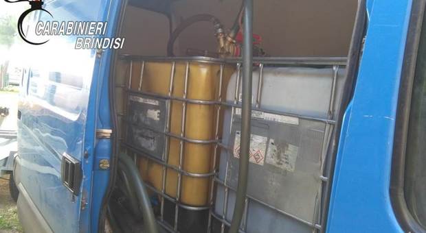 "Benzinaio ambulante" vende gasolio a prezzo scontato: tradito dalla coda di auto
