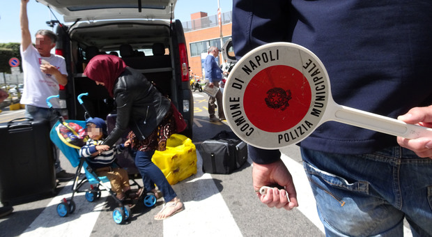 Napoli, task force anti-abusivi: multe a tassisti e autisti Ncc