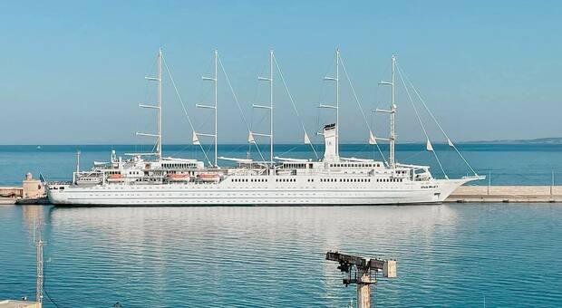 Gallipoli, apparizione nel porto: arriva la Club Med 2, 182 metri di lusso sull'acqua