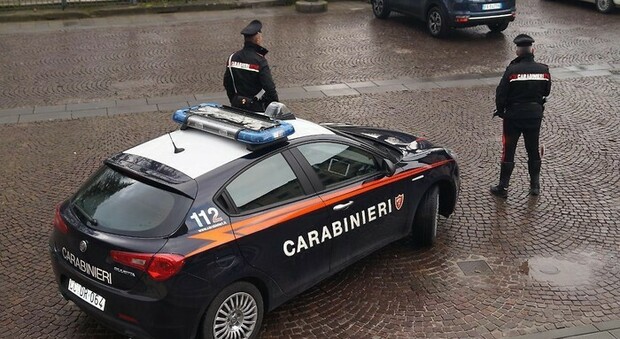 Non si fermano all'alt e investono un carabiniere: è gravissimo. Caccia a quattro stranieri in fuga
