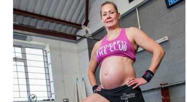 Mamma 'braccio di ferro': incinta di 8 mesi, solleva pesi da oltre 100 kg