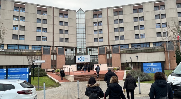 Si erano accampati nei locali dell’ospedale di Torrette, nessun reato della famiglia rom: 13 assolti