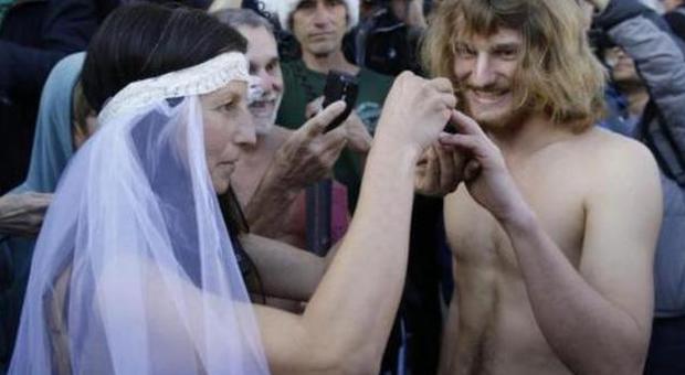 Gypsy Taub, attivista ex spogliarellista, si sposa nuda per protesta (AP)