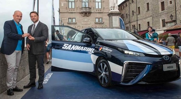 Riccardo Taglioni (a destra) PR Manager di Toyota Motor Italia consegna le chiavi della Mirai a Marco Podeschi, Segretario di Stato per l’innovazione tecnologica e lo Sport della repubblica di San Marino