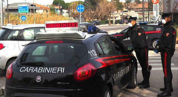 Cosenza: non si fermano all'alt e investono carabiniere: caccia ai 4 fuggitivi