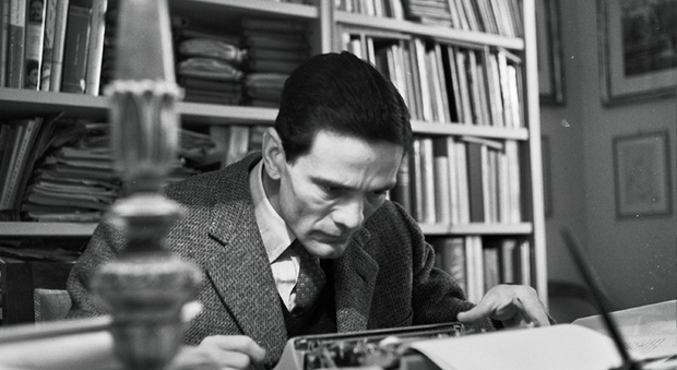 Pier Paolo Pasolini nel suo studio, nella casa di Via Giacinto Carini, 45 1963 foto di Gideon Bachmann © Archivio Cinemazero Images, Pordenone