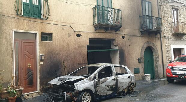 Auto in fiamme a Cicerale