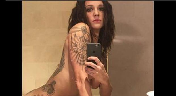 Asia Argento nuda in bagno, il selfie hot mostra il fisico statuario e i tatuaggi