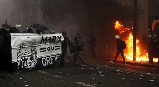 Pensioni e scioperi paralizzano Parigi: caos black bloc, cassonetti in fiamme