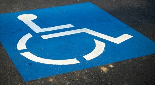 In giro con il pass per disabili intestato alla moglie morta (da nove anni): maxi multa