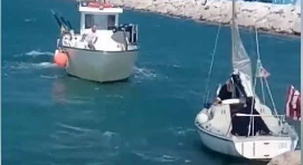 Pesaro, il vento lo sbatte sugli scogli: diportista salvato da due pescherecci