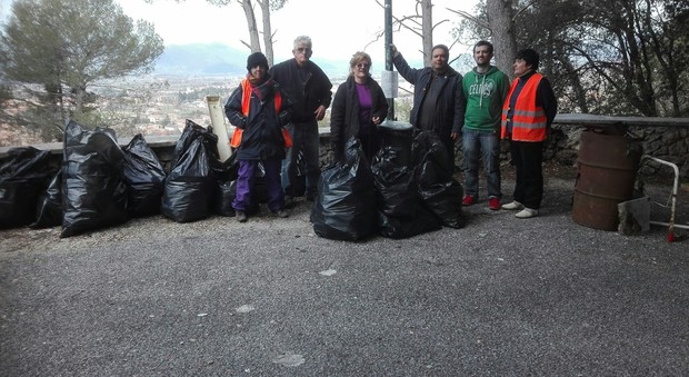 Rieti, i «Volontari per forza» di Benito Rosati hanno bonificato l'area di Colle San Mauro