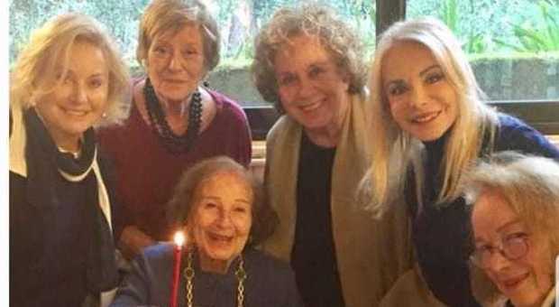 Nicoletta Orsomando, per i suoi 90 anni riunione di Signorine Buonasera: le riconoscete tutte?