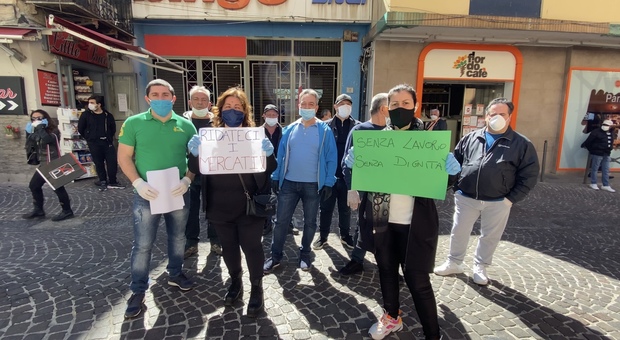 Fase 2 a Napoli, protesta dei lavoratori al mercatino di Antignano: «Fateci riaprire»