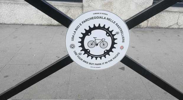 A Vicenza sono spuntati i cartelli che invitano i ciclisti a legare le biciclette nella rastrelliere
