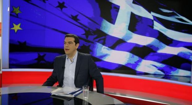 Grecia, Tsipras sfida L'Ue: "Affronteremo minacce e ricatti, la gente ci dà forza". Lunedì nero in Borsa: bruciati 287 miliardi