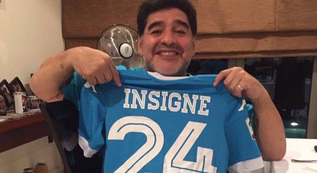 Maradona dà la carica da Dubai ad Insigne mostrando la sua maglia