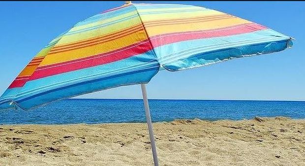 Ischia, maxi sequestro di ombrelloni e lettini sulla spiaggia libera