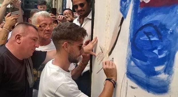 Mertens, festa ai Quartieri spagnoli: firma al murales per il record di gol