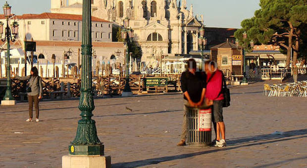 Turisti fanno pipi' all'aperto a Venezia