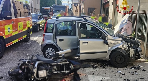 Incidente in moto: muore a 19 anni nello schianto contro una Fiat Panda FOTO