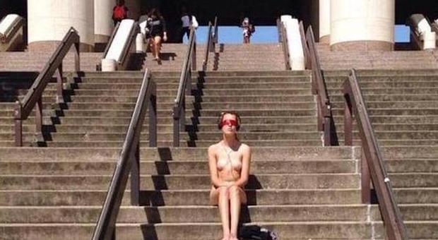 La studentessa nuda sulle scale del campus: "L'ho fatto per una buona causa" -GUARDA