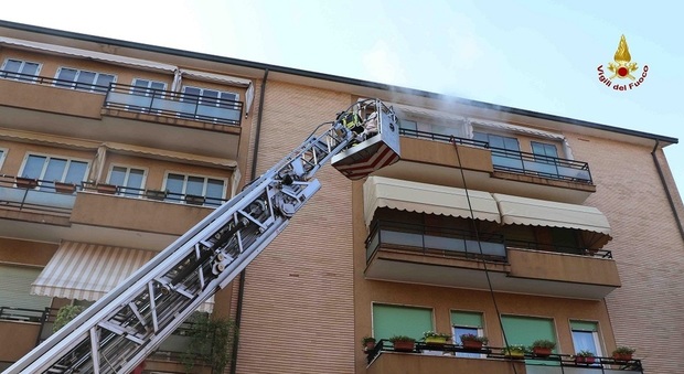 Panico per un incendio in casa: anziana si rifugia nel terrazzo al quarto piano