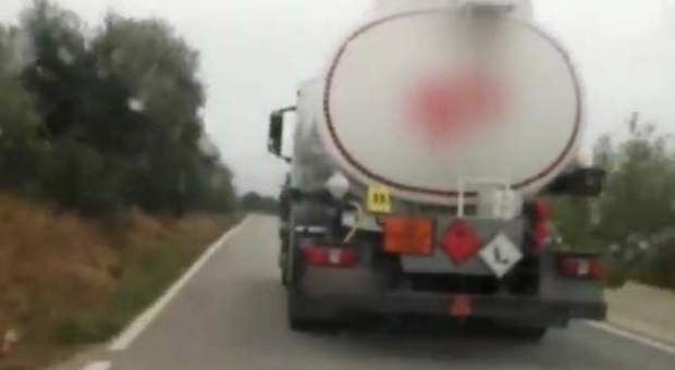 Camion impazzito viaggia contromano per evitare di essere sorpassato: video choc