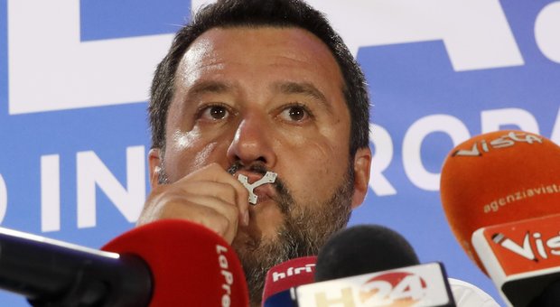 Elezioni europee 2019, Lega primo partito, Salvini bacia il crocifisso: «Una sola parola, Grazie. Ora si cambia»