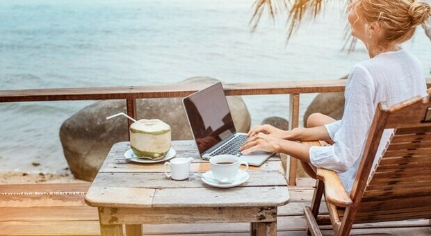 Smart working al mare o ai monti: come scegliere il luogo ideale dove portare in vacanza l'ufficio