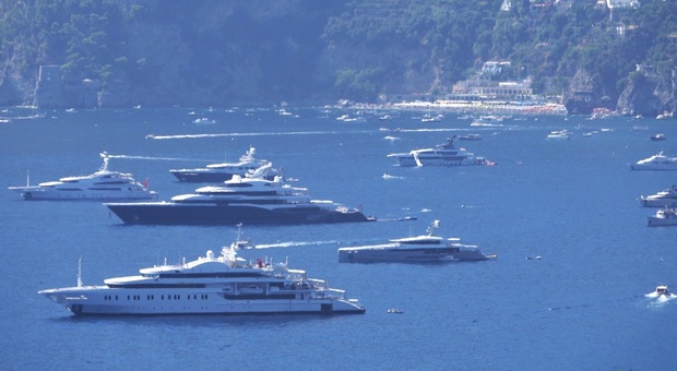 Panfili e barche di lusso, nel golfo di Napoli un Ferragosto da record