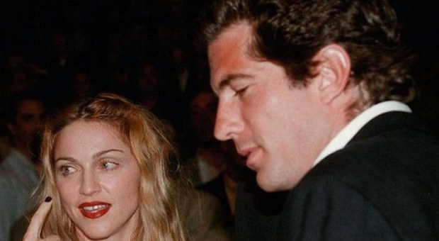 Madonna e John Kenendy Jr. fotografati insieme in occasione di un evento nel 1996 (dailymail.co.uk)