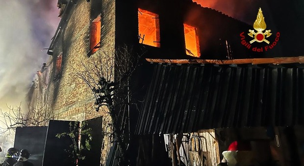 Santa Maria di Sala, incendio in un casolare di campagna: tutto divorato dalle fiamme