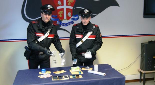 La droga e il materiale sequestrato dai carabinieri