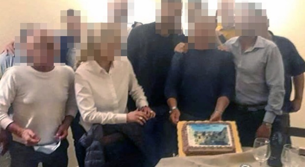 Compleanno con festa, torta e scritta: "Finalmente liberi". Il caso a Cavallino dopo la morte di Gorgoni. Il sindaco: «Sono amareggiato». Fitto: «Spregevole gesto»