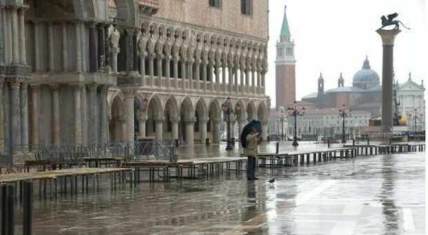 Maltempo, a Venezia le barriere del Mose alzate fino al pomeriggio per fermare l'acqua alta