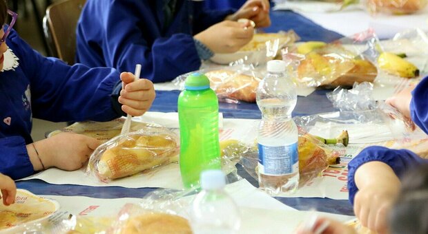 Napoli, caos nelle scuole di Ponticelli e Barra: insetti nei pasti della mensa