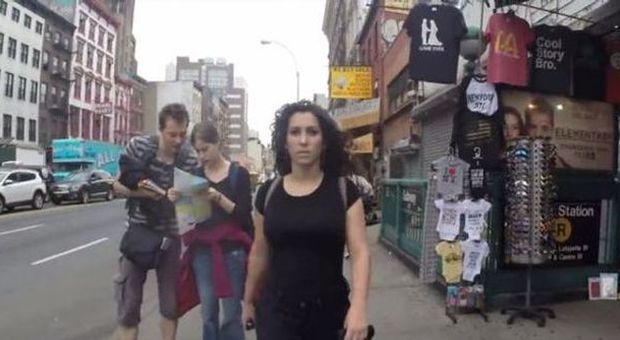 Molestata 100 volte in 10 ore mentre cammina, reportage choc per le strade di NY
